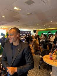 Denílson 'Showman': ex-jogador impulsiona carreira na mídia