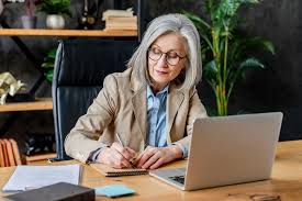 Osobom po 56. roku życia od 1 marca 2026 r. przysługuje 1993,76 zł brutto co miesiąc