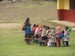 Resultado de imagen para niños estudiando en la chacra en zonas andinas