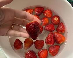 Soaking strawberries in baking soda solution