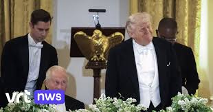 "Ik kan niet anders dan ingrepen aan East Wing opmerken": Charles grapt over balzaal tijdens diner in Witte Huis