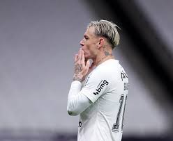 Corinthians: Roger Guedes assiste jogo na Arena e alimenta rumores