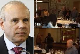 Resultado de imagem para Fotos do xingamento de mantega em restaurante de SP