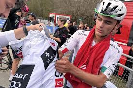 El drama roza a Del Toro: el mexicano cae al suelo en Itzulia y abandona por los golpes