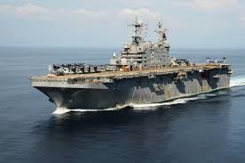 O grande navio de assalto anfíbio americano USS Peleliu foi afundado por barcos suicidas.