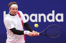 Bublik cai na estreia em Munique, jogo de Tsitsipas é paralisado