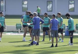 Alineaciones oficiales del Betis - Oviedo de LaLiga EA Sports 2025-2026: Excepto Isco, once de gala de Pellegrini