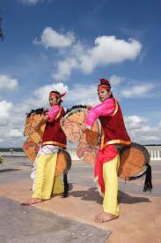 Hasil carian imej untuk tarian orang melayu
