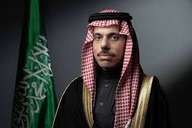 وزير الخارجية السعودي يبحث أوضاع المنطقة مع نظيرَيه الكويتي والكندية