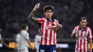 ¿Quién es Santi Sandoval, el delantero de Chivas que humilló a los Pumas en la Liga MX?