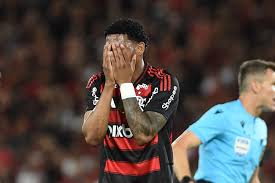 Xodó com Filipe Luís, Plata perde espaço no Flamengo de Jardim e tem futuro incerto após a Copa do Mundo
