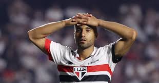 Sem Casares, São Paulo repensa salários milionários a atletas midiáticos e ‘vividos’. Lucas completará um ano sem atuar, devido a lesões. São R$ 21,6 milhões para não jogar