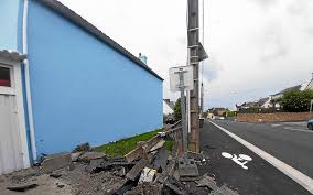 Au Relecq-Kerhuon, il percute une voiture et termine sa course dans le muret d’une habitation : la dangerosité de cette rue soulevée