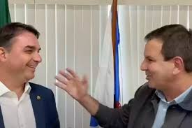 Política do RJ: Eduardo Paes mira Flávio Bolsonaro e evita dar palco a Douglas Ruas