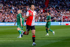 'Feyenoord moet Ueda juist niet verkopen'