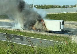 Chauffeur kan oplegger in lichterlaaie net op tijd loskoppelen op expresweg