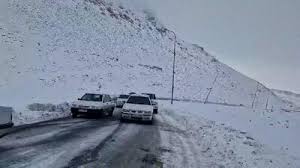 گردنه عسل‌کشان بر اثر بارش برف مسدود شد