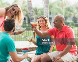 couple enjoying drinks at resortの画像