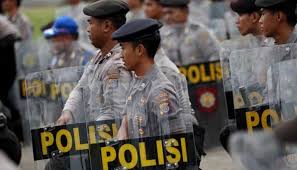 Hasil gambar untuk ilustrasi pasukan polisi berjaga