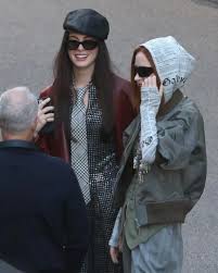 Novos registros de Emily Blunt, Anne Hathaway e Stanley Tucci ontem(06/10) no set de filmagens do “O Diabo Veste Prada 2” em Milão. #merylstreep #annehathaway #emilyblunt #stanleytucci #thedevilwearsprada #odiabovesteprada #ashleysimo#annehathawayedit ...