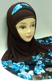 Hijab &quot;Amira&quot; marron avec motifs en fleur bleu et noir - 2 pièces - Prêt à porter et accessoires - hijab-amira-marron-fleurs-bleus-0311-1