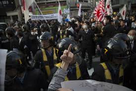 Resultado de imagem para anti-riot police tokyo