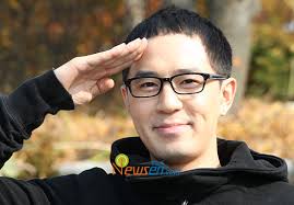 On the 29th of October, Korean entertainer Boom (aka Lee Minho) was sent off to active duty by his Boom Academy students, Super Junior&#39;s Leeteuk and Eunhyuk ... - 20091029_boomarmy_main