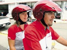 Resultado de imagen para fotos de dos delincuentes con cascos en la cabeza y en motocicleta