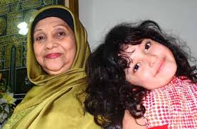Nafisah Ahmad Zen Shahab, Ibu yang Sepuluh Anaknya Jadi Dokter Berkat Provokasi si Sulung Setiap Mudik Lebaran. Nafisah bersama Najwa, salah satu dari 30 ... - img24042010625731