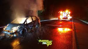 Colisão entre carros causa incêndio e mobiliza equipes dos bombeiros em Chapecó