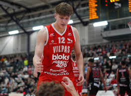 Välierät katkolla Vilppaalle ja Katajalle – illan pistekuninkaat Harmon ja Adler