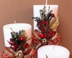 IMAGEM DE MESA DE NATAL DECORADA COM VELAS E ENFEITES NATALINOS