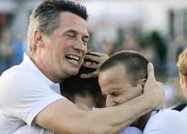 So fühlt sich Glück an: FCE-Trainer Michael Pfahler herzt seine Akiven, hier Timo Beck (rechts). Foto: Klein. FUSSBALL. Im Duell der alten Rivalen setzte ... - 46107612