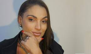 Após carreira na TV, Monique Bertollini estreia como DJ com single autoral