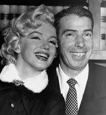 Marilyn Monroe et Joe DiMaggio divorcent après neuf mois de mariage. - marilyn-monroe