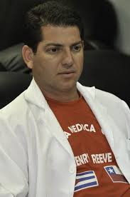 El doctor Carlos Pérez Díaz fue el jefe de la brigada cubana en Rancagua. Foto: Roberto Chile - 3_dr-carlos-perez-diaz_foto-roberto-chile-580x873
