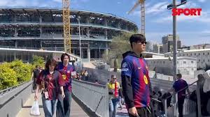 Mucho ambiente en los accesos al Spotify Camp Nou en una jornada primaveral