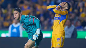 Hugo González y Alexis Vega, a la banca; Mohamed se decanta por Luis García