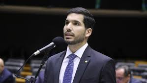 Bate-boca em votação da PEC 6x1 expõe "tutorial de depilação" de deputado
