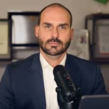 Flávio tem plano para resgatar Eduardo Bolsonaro, que pode ser suplente ao Senado