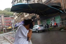 Typhoon Champi sweeps past Taiwan, leaving 1 dead, 500 injured