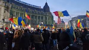 LIVE Câteva sute de persoane s-au adunat în Piața Universității / Cântă melodii cu mesaje legionare și flutură steagurile României și al SUA