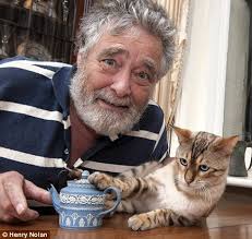 Shall I paw? David, cat Leonard, and the Wedgewood pot with its broken spout. But just days before he filmed last Sunday&#39;s edition of the show, Leonard, ... - article-2046859-0E4ACDE600000578-122_468x444