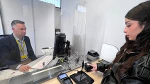 Aurora, la prima viterbese a fare il passaporto alle Poste: "Un vantaggio non dover arrivare più in questura"