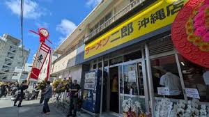 ラーメン二郎 初の沖縄直系店が開店 当日午前6時発表でも行列 東京から来店客も【動画と写真】（沖縄タイムス）