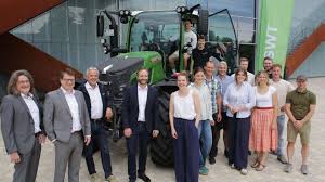 Fendt schenkt HSWT Traktor mit 174 PS als Dauerleihgabe