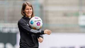 Treinadora Faz História Como a Primeira Mulher a Liderar um Time da Elite do Futebol Europeu