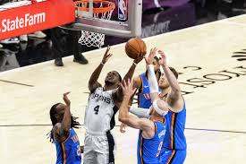 How the Spurs' De'Aaron Fox managed to corral 10 rebounds on one good leg