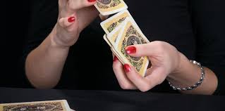Resultado de imagem para CONSULTA A CARTOMANTE