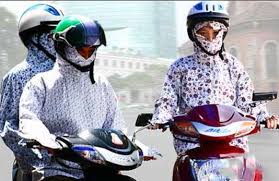 Kết quả hình ảnh cho đi xe máy trời nắng